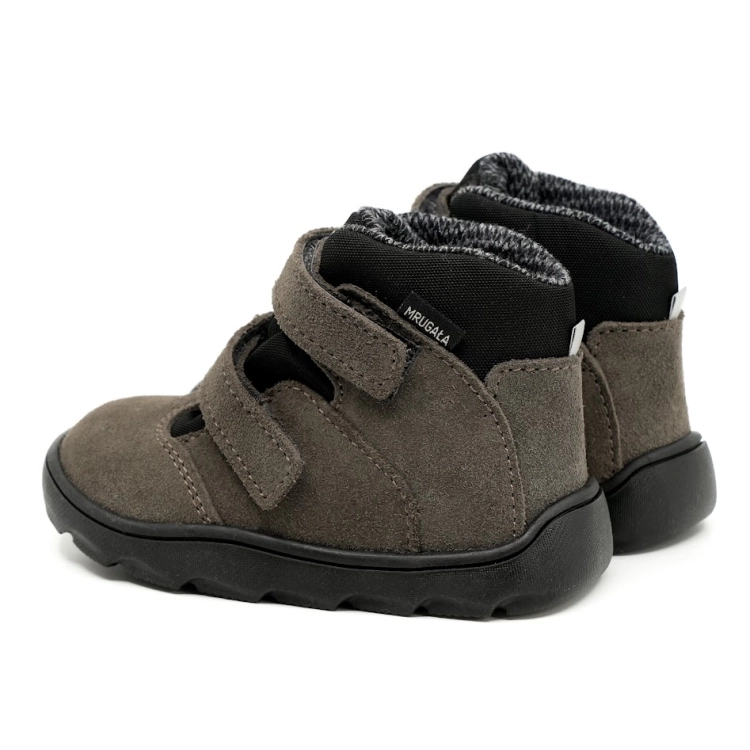 madi_barefoot_grey_2.jpg